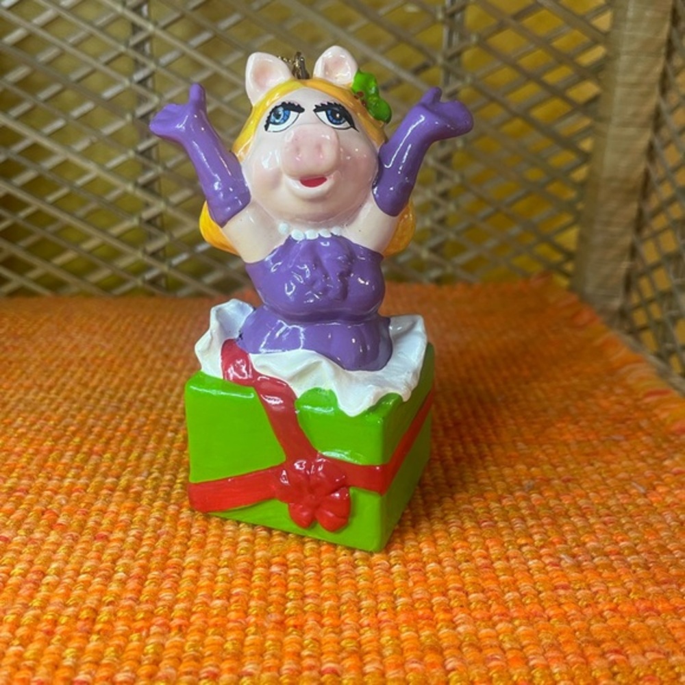 Vintage 1981 Missy Piggy popping out of present ornament‎